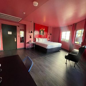 Zimmer mit Kingsize-Bett für Gäste mit Behinderungen
